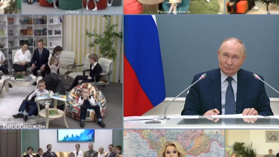 Девочка соскользнула со стула во время видеозвонка с Путиным