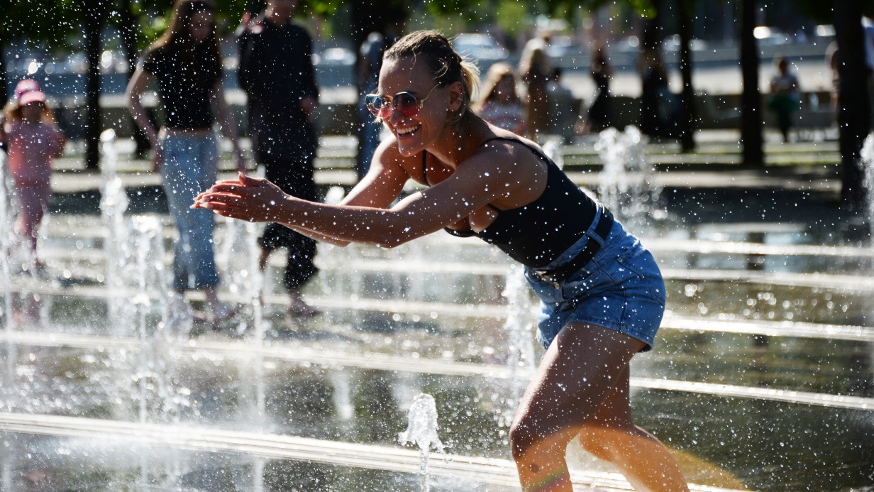 Москвичка Ирина Елатанцева охлаждается у фонтана в Музеоне рядом с Парком Горького