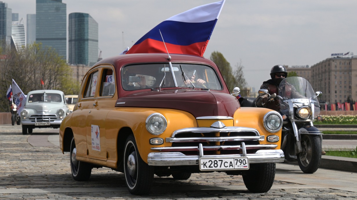 Автомобиль «Победа» ГАЗ М-20 во время «Автопробега Победы» возле Музея Победы на Поклонной горе