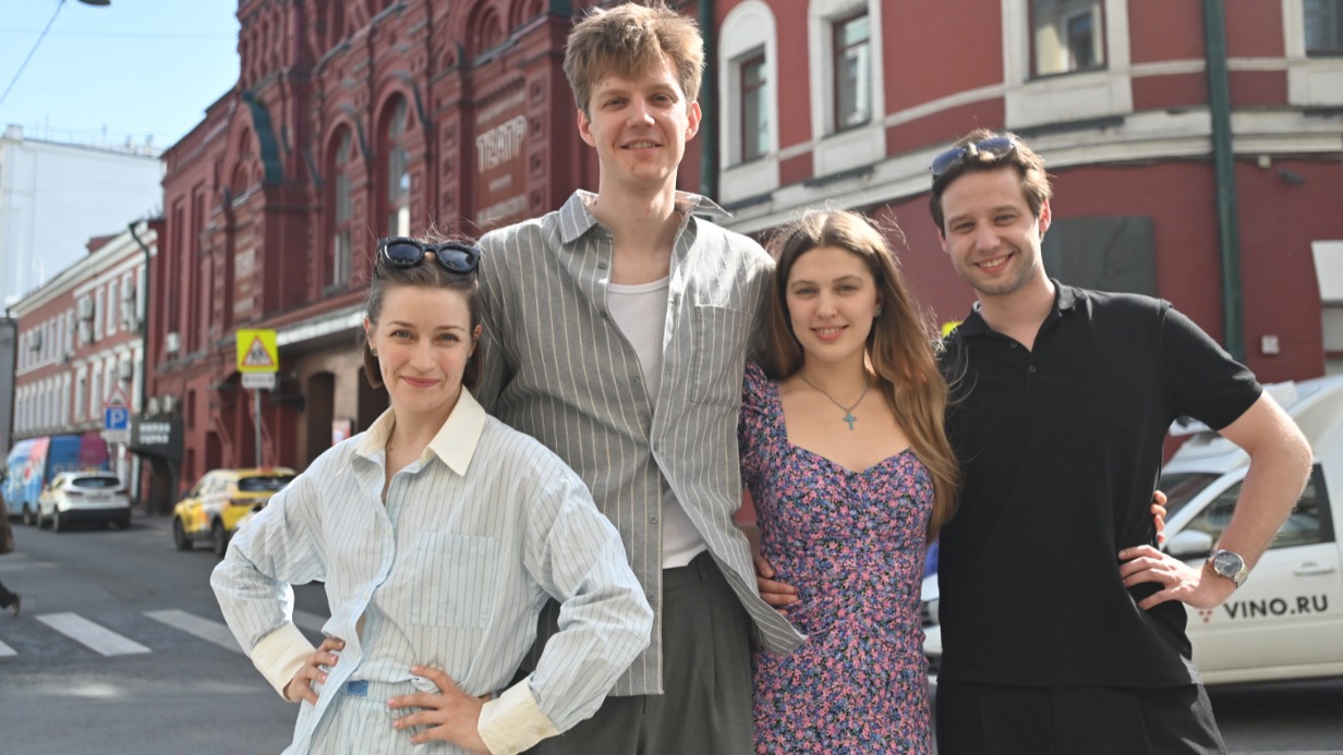 Артисты Московского академического театра имени Вл. Маяковского Дарья Хорошилова, Никита Языков, Алина Вакаева и Иван Сапфиров (слева направо) выступят на «Театральном бульваре». Коллектив театра готовит концертную версию премьерного спектакля «Багдадский вор и черная магия»