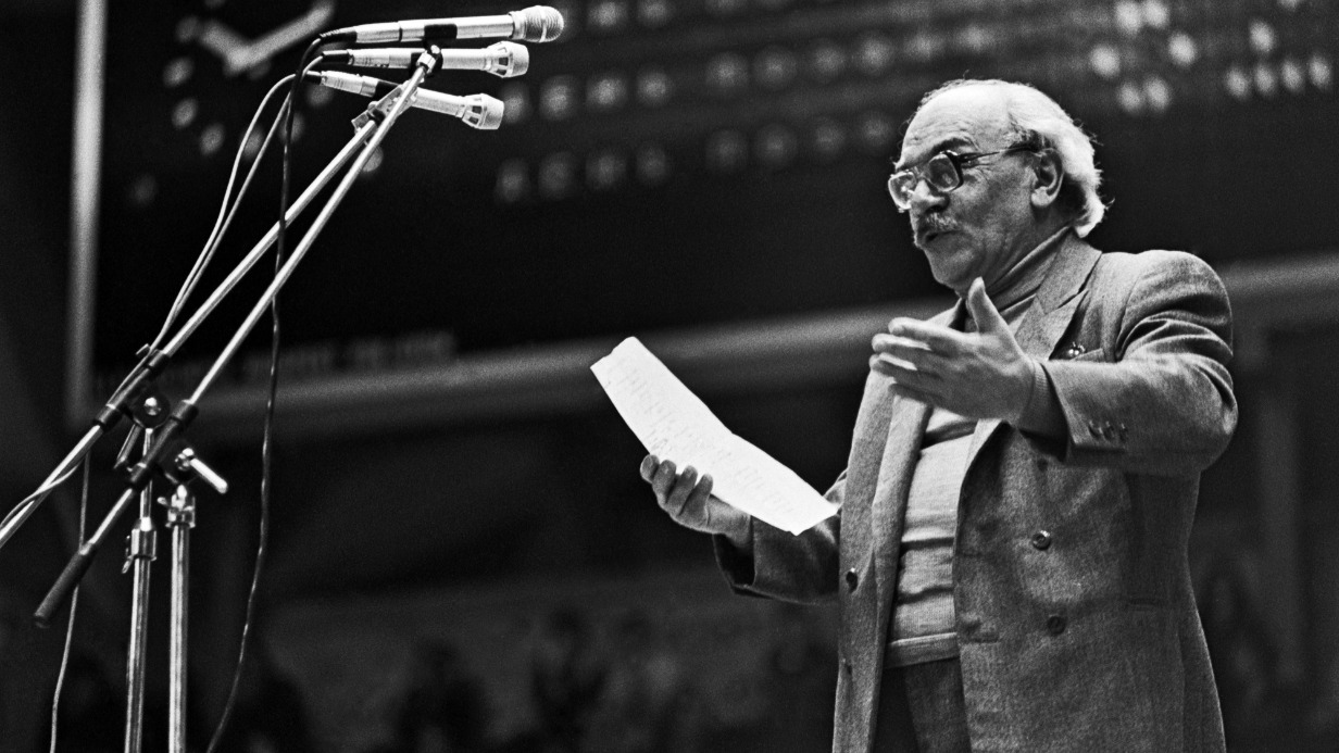 Давид Самойлов читает свои стихи на поэтическом вечере в универсальном спортивном зале «Дружба». К этому времени его выступления уже собирали полные залы