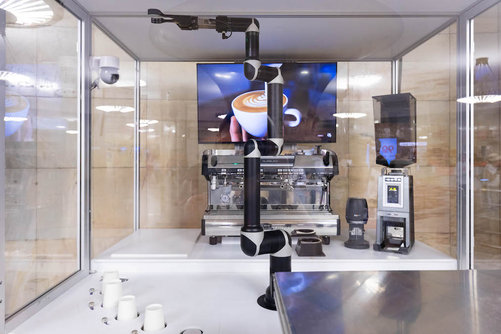 В столичном метрополитене появился второй робот-бариста, который делает кофе для пассажиров