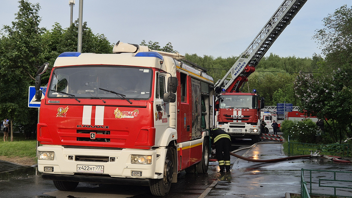 Спасатели вытащили двух человек из загоревшегося дома в Новой Москве