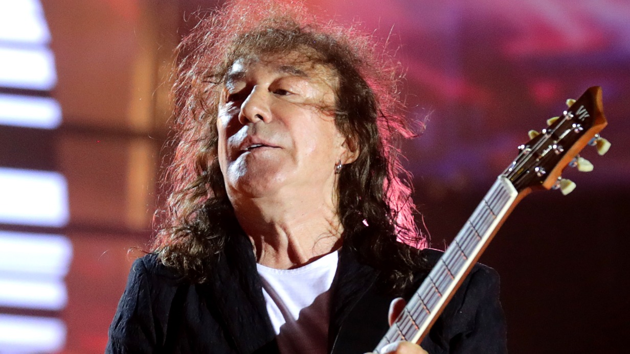 На сцене — народный артист России Владимир Кузьмин