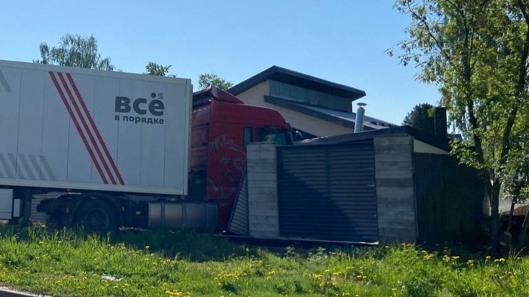 Фура с надписью «Все в порядке» снесла забор и въехала в баню пермской Добрянке