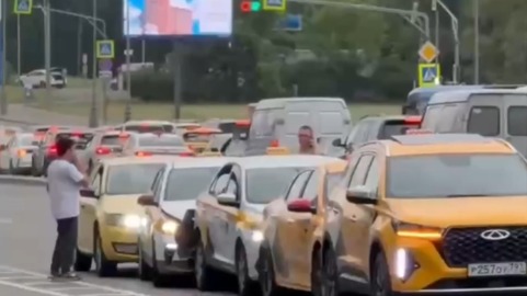 Пять машин такси образовали «желтый паровозик» из-за ДТП на Ленинском проспекте