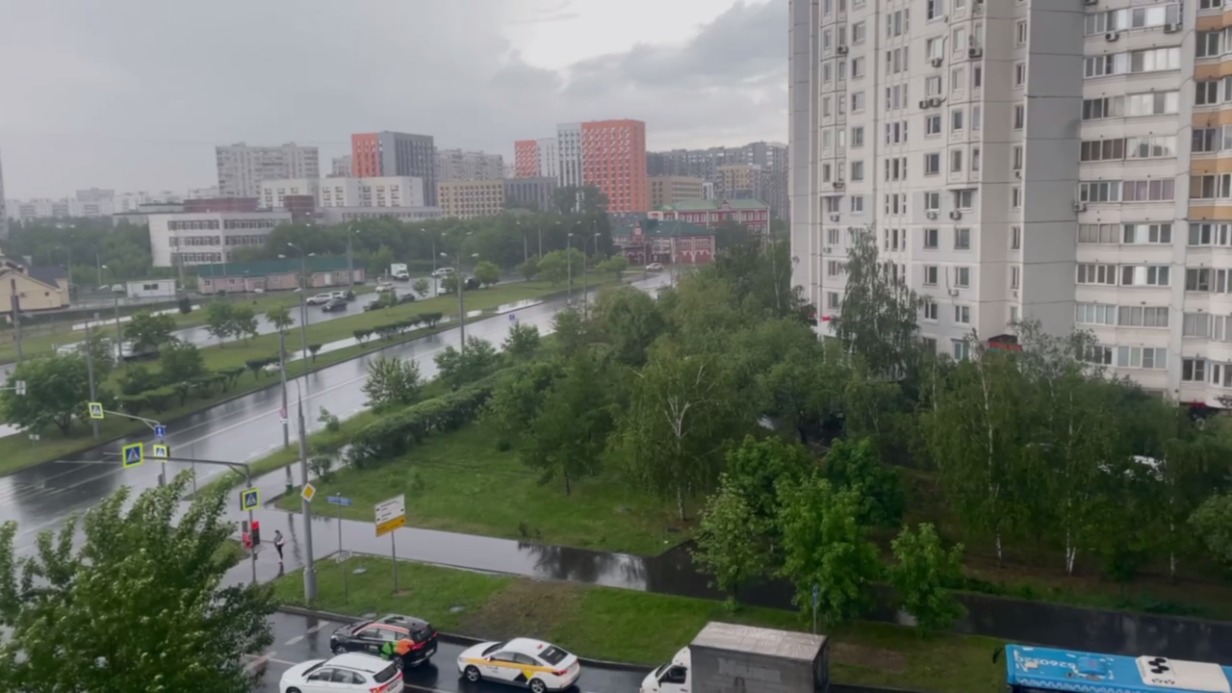 Сильный ветер, град и ливень обрушились на Москву