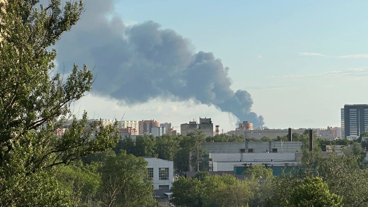 Крупный пожар произошел на обувном предприятии в подмосковном Красногорске