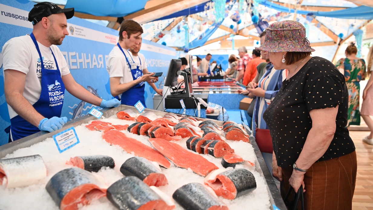 Более трех тысяч магазинов участвуют в фестивале «Москва — на волне. Рыбная неделя»
