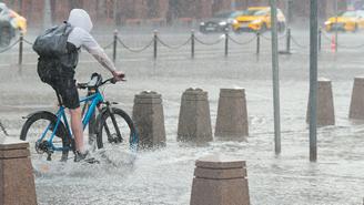 Вторая за сутки сильная гроза с градом обрушилась на столичный регион