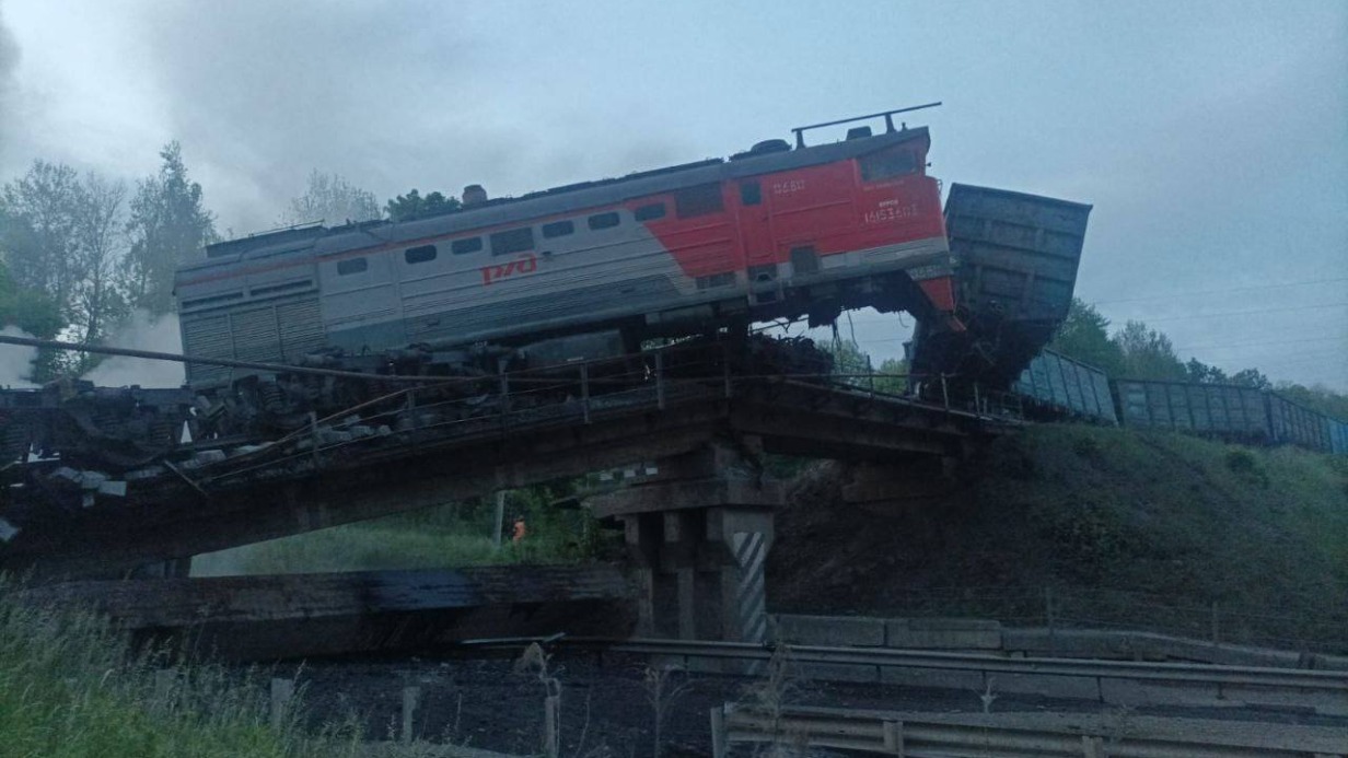 Хинштейн: Мост обрушился под локомотивом в Железногорском районе ночью 1 июня