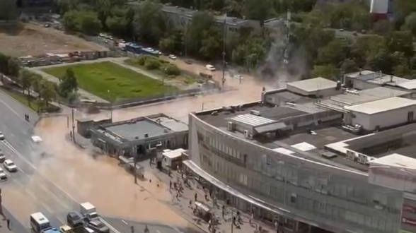 Дорогу у метро «Молодежная» в Москве залило кипятком