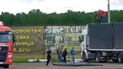 Жители Иркутской области забрались на крышу фуры, пытаясь помешать дронам ВСУ