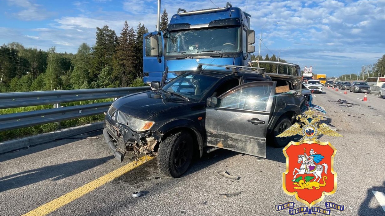 Человек погиб в ДТП с грузовиком на трассе М-12 в Подмосковье