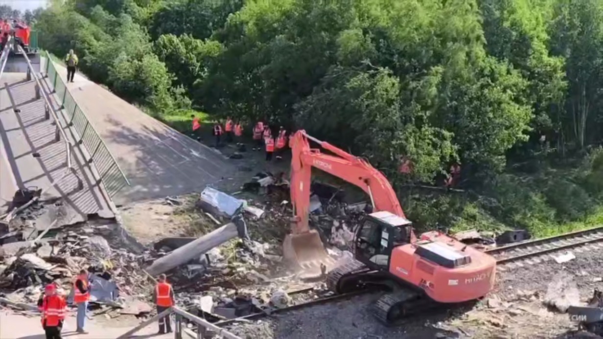 МЧС: Три вагона и локомотив убрали после крушения в Брянской области