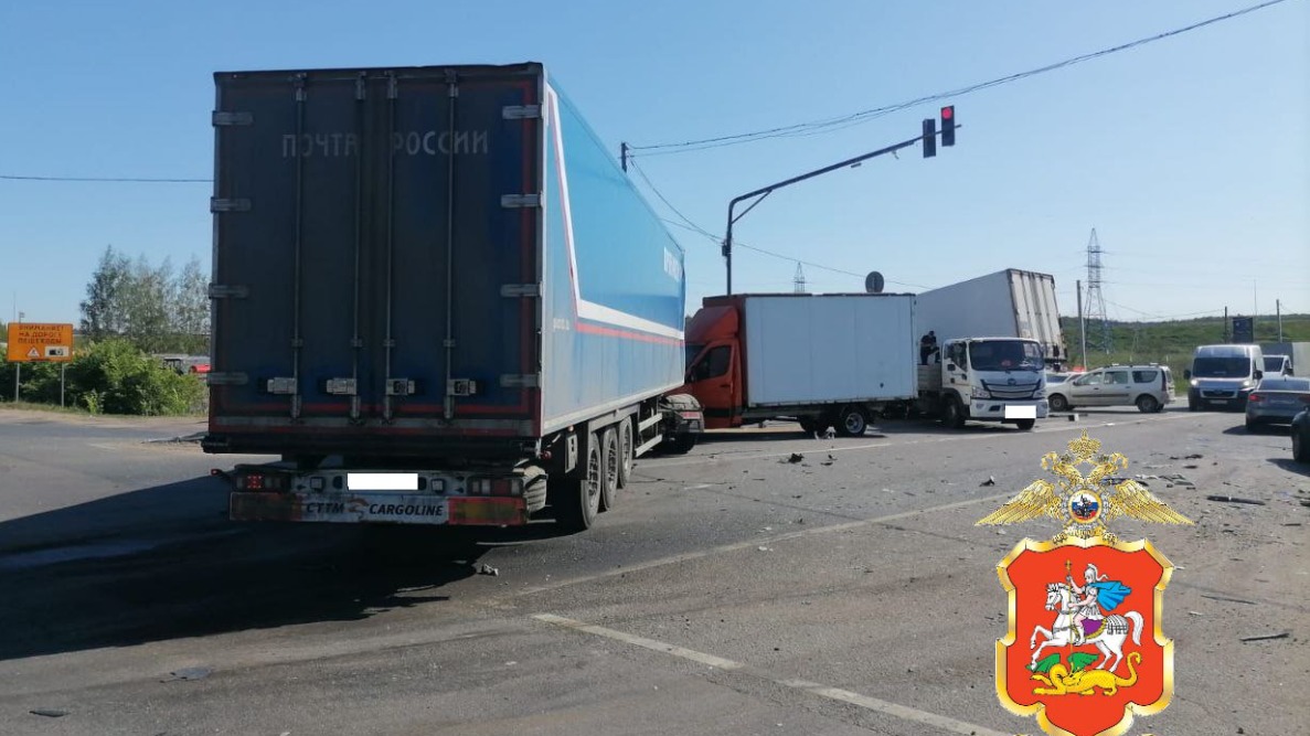 В Подмосковье КамАЗ врезался в пять машин, проехав перекресток на красный свет