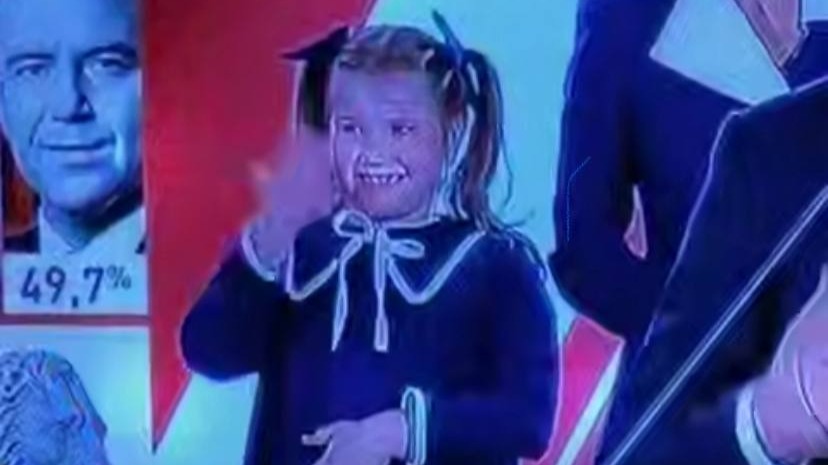 В Сети обсуждают поведение дочери нового президента Польши во время победной речи