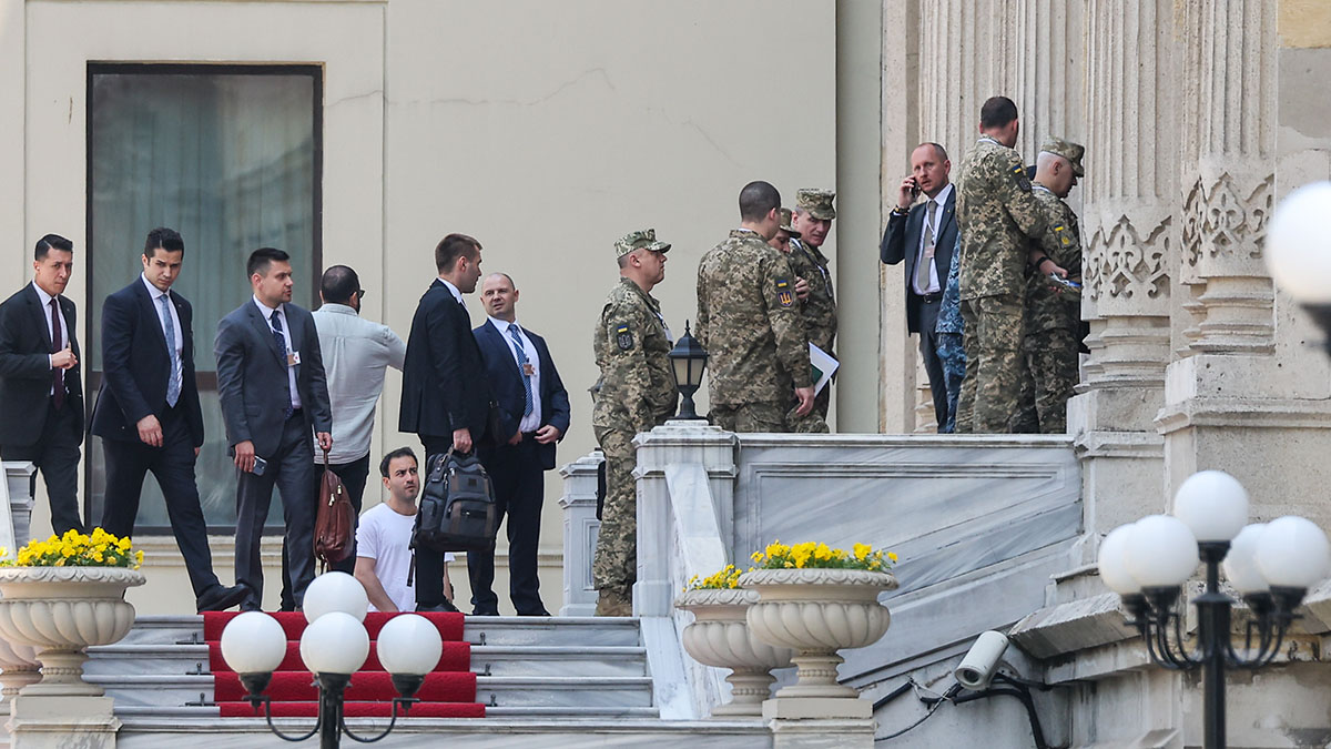 Часть делегации Украины приехала на переговоры с РФ в военной форме