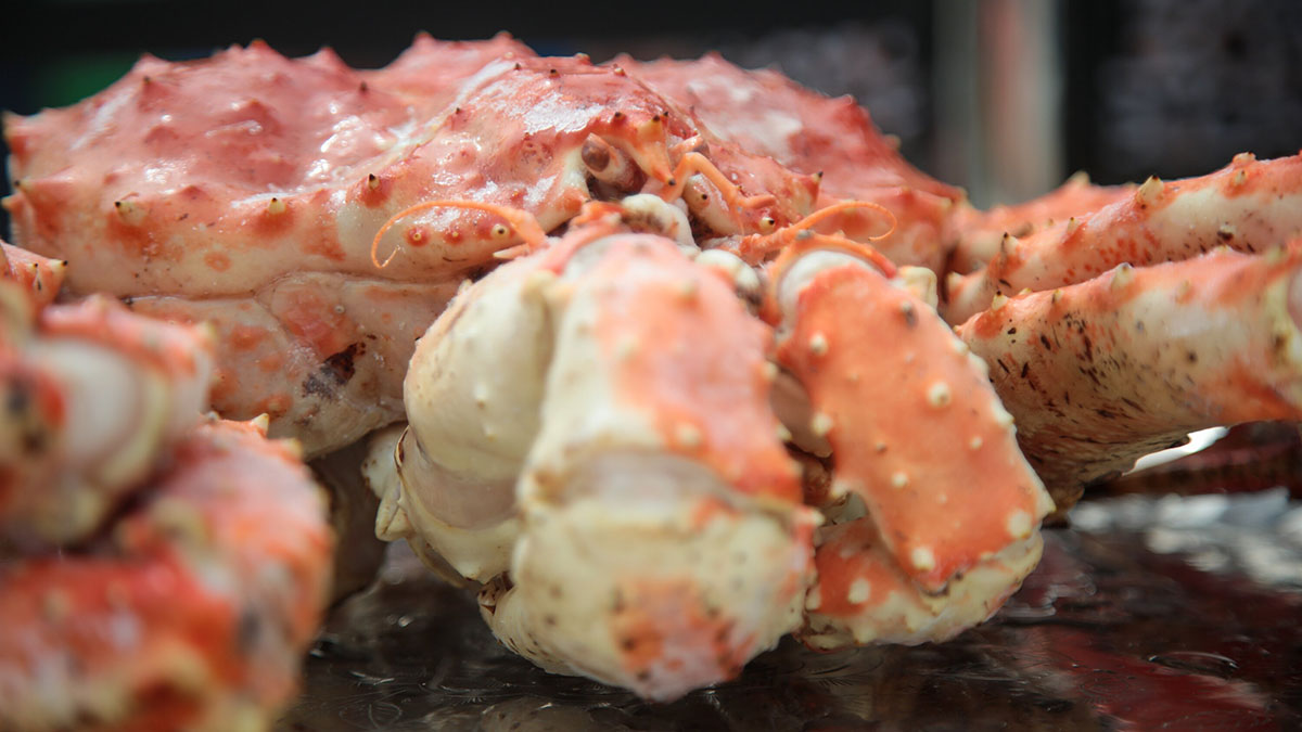 Женщина украла трехкилограммового камчатского краба из магазина в Москве