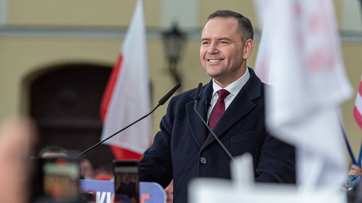 Навроцкий решил наложить вето на закон о европейском кредите на покупку оружия