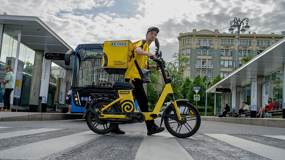 Опрос: Почти четверть россиян наряжается перед приходом курьера