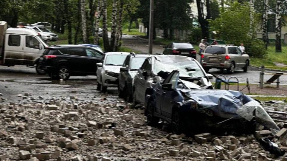 Часть 17-этажного дома обрушилась на припаркованные автомобили в Чебоксарах