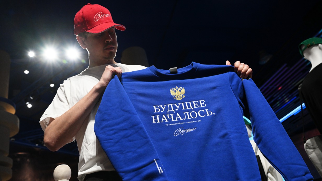 683da84082682c454b206895 Патент на скрепы: как бизнес пытается заработать на матрешках, фото Путина и словах «Я русский»