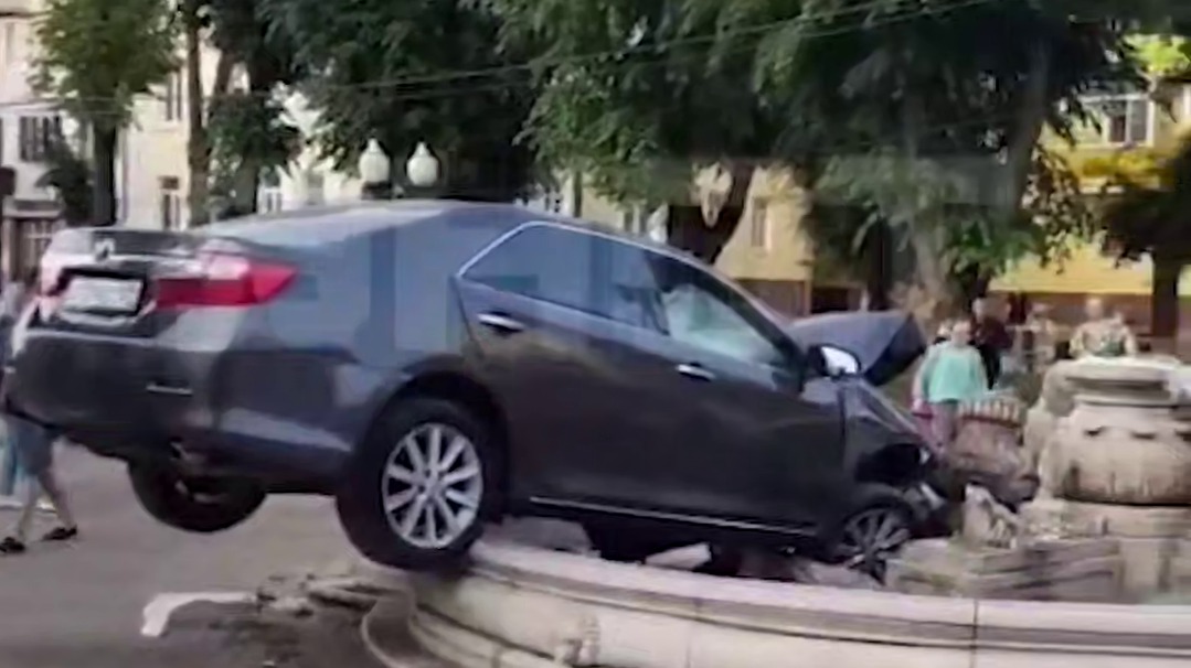 Легковушка влетела в фонтан в центре Ступина