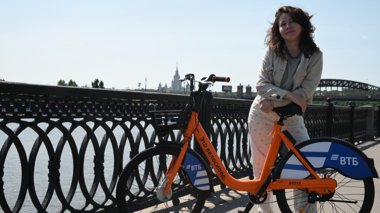 Маркетолог сервиса городского проката «Велобайк» Светлана Дручинина уже протестировала новинку этого сезона — бесстанционный механический велосипед, который можно парковать в любой разрешенной зоне. Скоро он будет доступен всем москвичам и гостям столицы