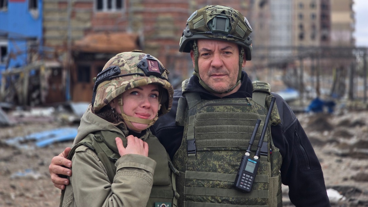 Донецкая поэтесса Инна Кучерова и представитель волонтерского батальона «Тыловые крысы» Павел Попов доставили гуманитарную помощь жителям разрушенных домов города Угледара в Донецкой Народной Республике