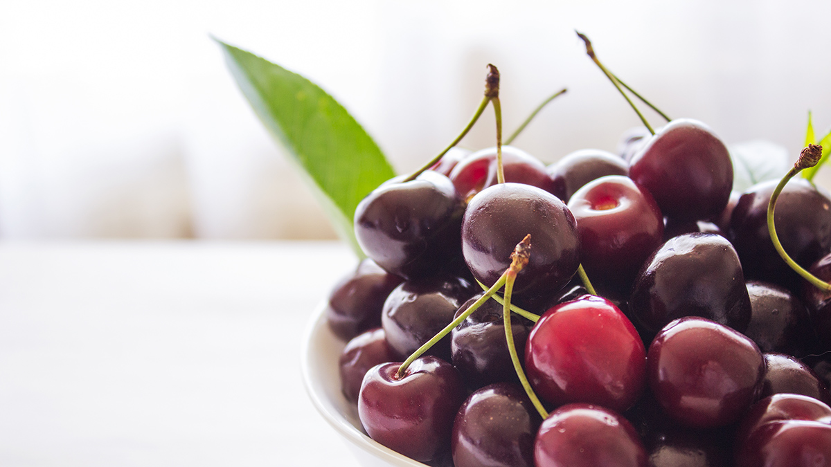 «Слава дебилам»: историк Гаспарян оценил «декоммунизацию черешни» на Украине