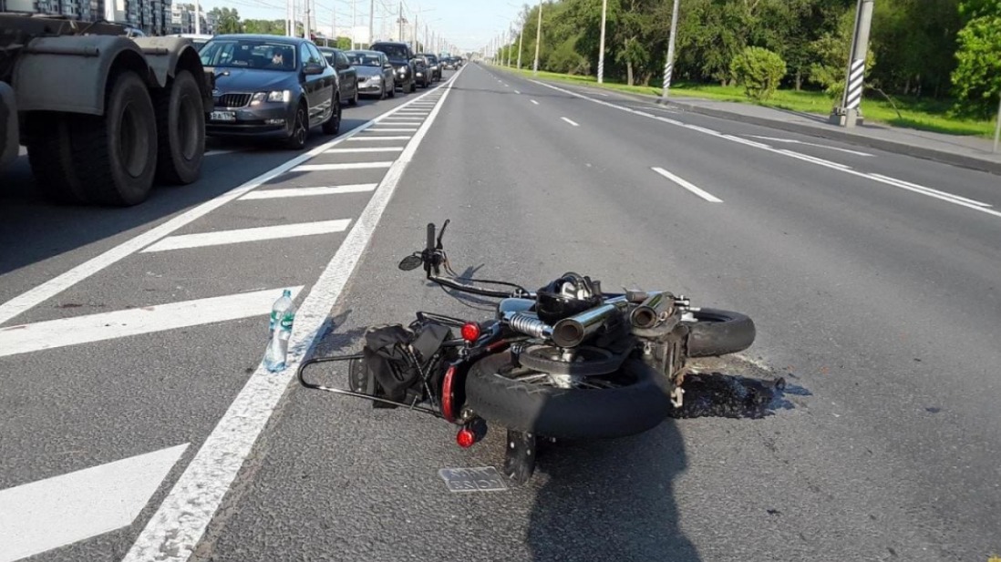 Rolls-Royce сбил и задавил мотоциклиста в Петербурге: как произошла авария, кто виновник и что с байкером