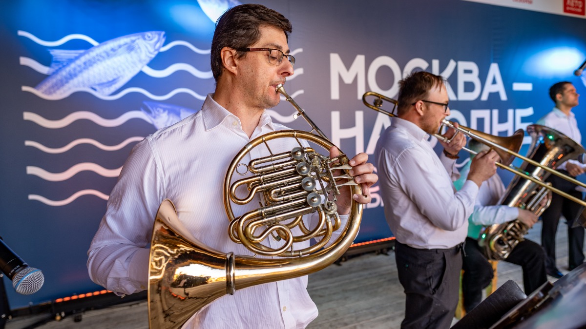 Более 350 часов выступлений на сценах ждет гостей фестиваля «Москва — на волне. Рыбная неделя»