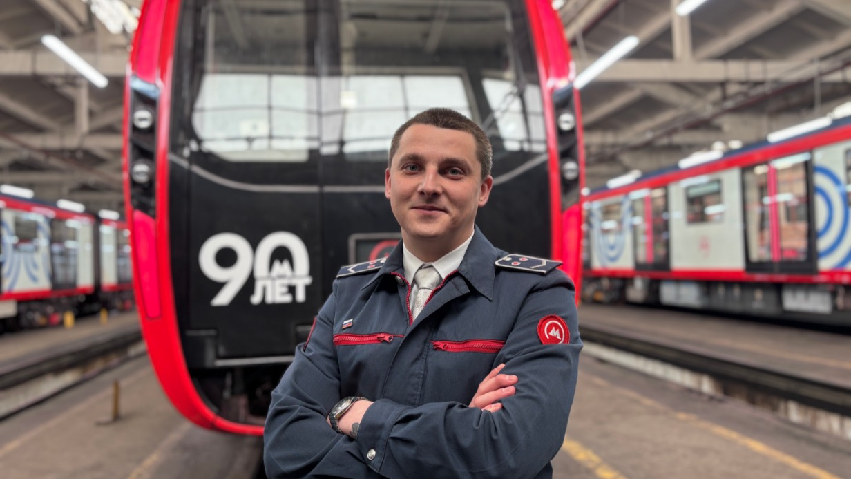Машинист поездов метро Александр Добык работал в разных электродепо, в том числе в современном «Рудневе». Он перегоняет туда составы