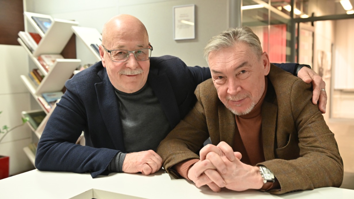 Художники-плакатисты Сергей Булкин и Камиль Зайнетдинов в редакции газеты «Вечерняя Москва»