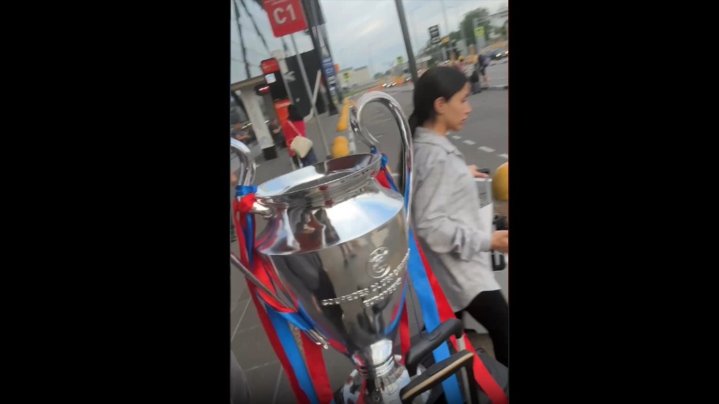 Российский вратарь ПСЖ Матвей Сафонов привез в Москву кубок Лиги чемпионов