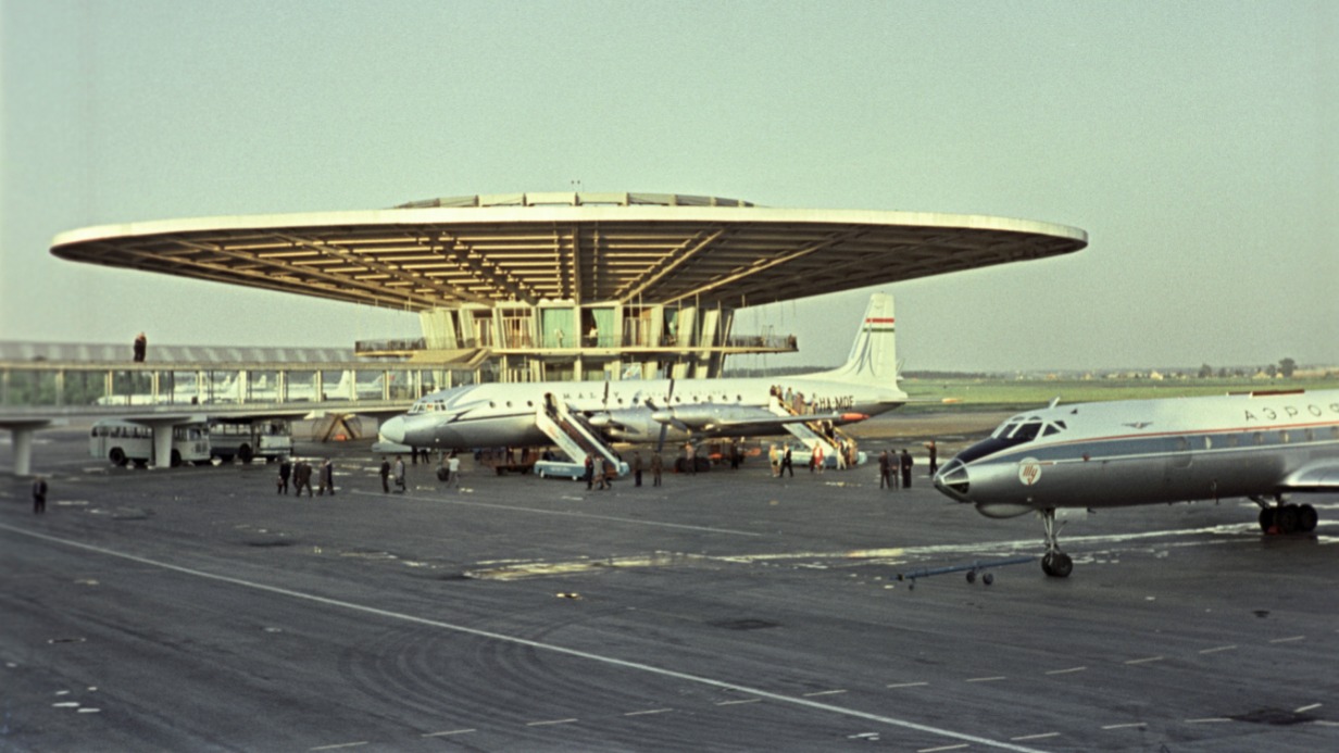 Самолеты и посадочный терминал в международном аэропорту Шереметьево. Помимо модернизации инфраструктуры, в это время усилены меры по обеспечению безопасности полетов и улучшению обслуживания пассажиров