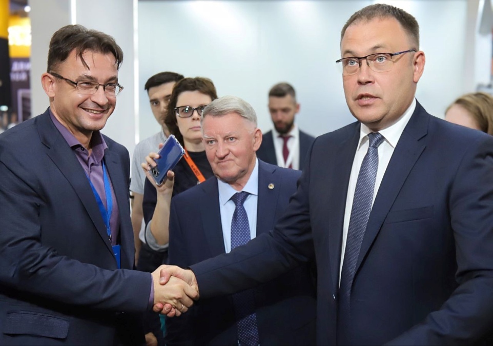 На фото генеральный директор «Газпромнефть-СМ» Анатолий Скоромец (слева) и губернатор Кемеровской области Илья Середюк