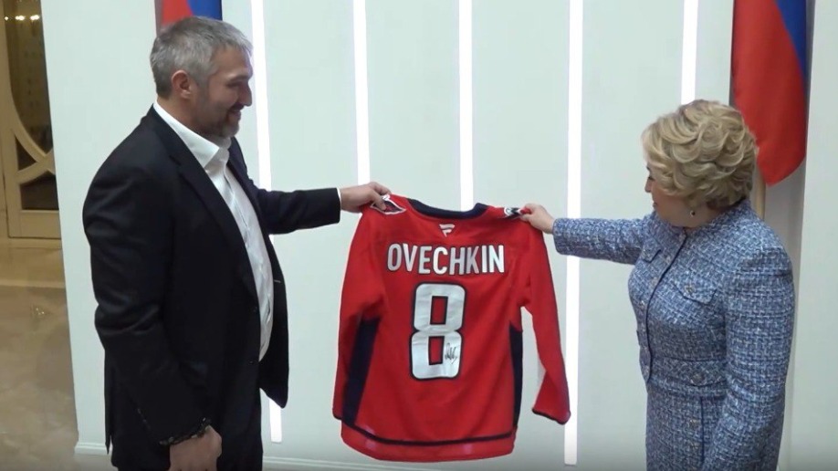 Овечкин приехал в Совфед и подарил Матвиенко хоккейный свитер