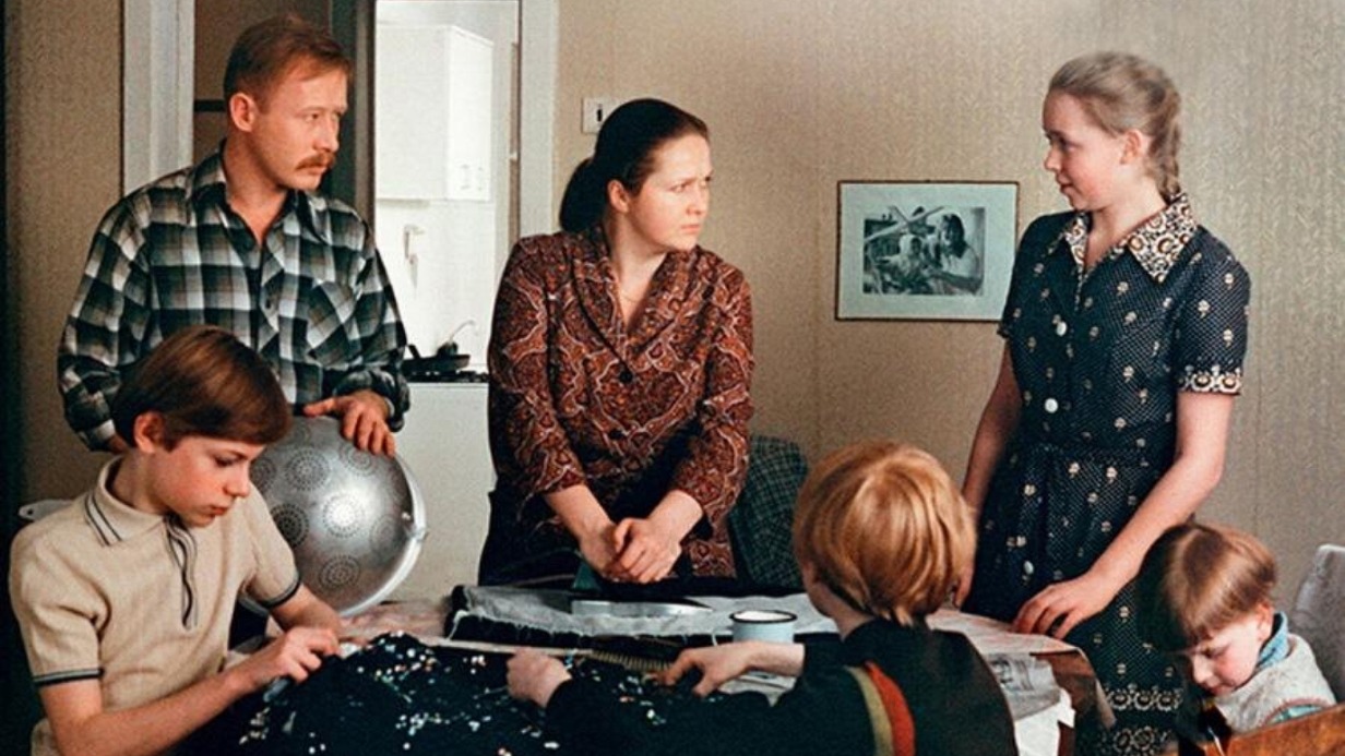 Наталья Гундарева в роли домохозяйки и многодетной мамы Надежды Кругловой в фильме «Однажды двадцать лет спустя»