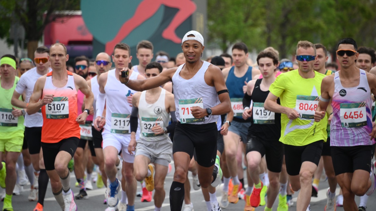 Участники массового забега и легкоатлетической эстафеты пробежали по Садовому кольцу. Круговой маршрут протяженностью 15 километров проходил по живописным местам столицы. В мероприятии приняли участие около 10 тысяч человек. Забеги пройдут и в рамках других праздников спорта