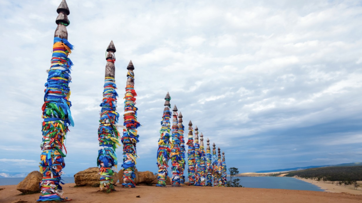 Тринадцать ритуальных сэргэ (столбов для коновязи. — «ВМ»), установленных на мысе Бурхан острова Ольхон. Они посвящены тринадцати нойонам — сынам тенгериев, высших богов. 