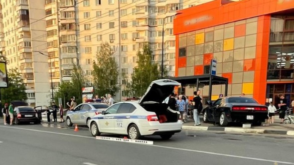 Маслкар Dodge влетел в остановку после столкновения с LADA в Сергиевом Посаде