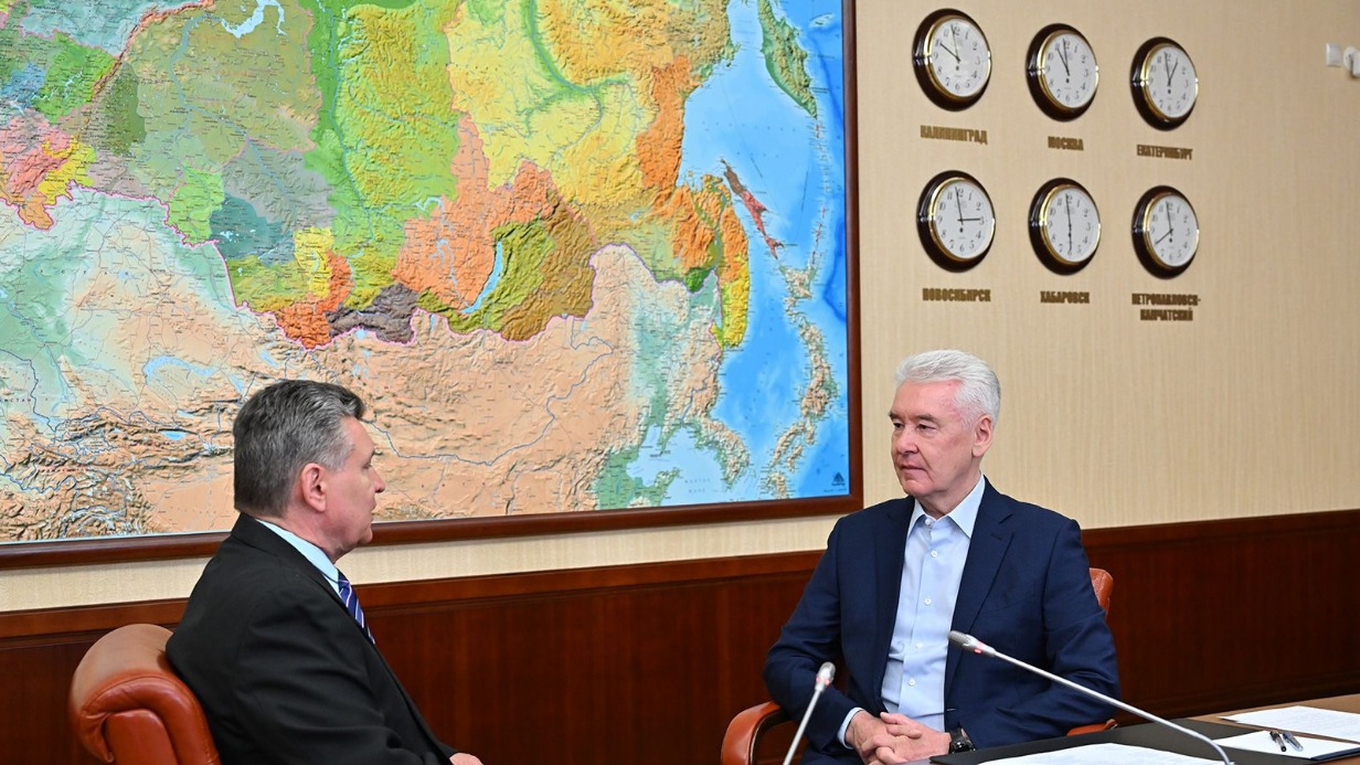 Москвы Сергей Собянин во время личного приема граждан общается с учителем физической культуры и спорта школы «Интеллектуал» Вячеславом Аксеновым