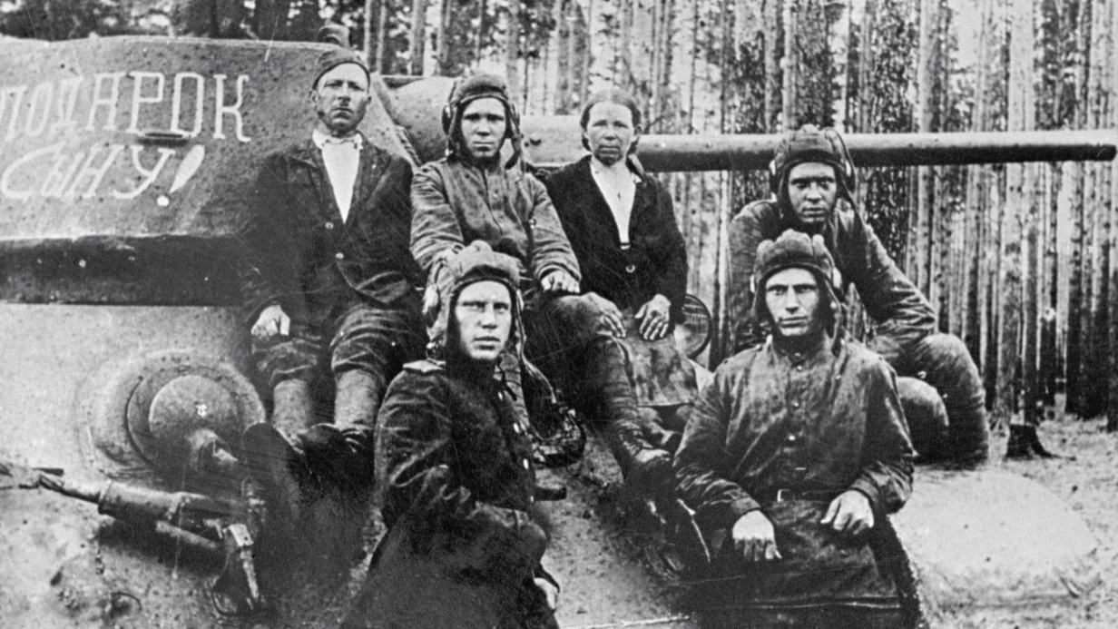 Экипаж танка «Подарок сыну», построенного на личные сбережения колхозников сельхозартели имени Максима Горького Ильи и Марии Ширмановых 