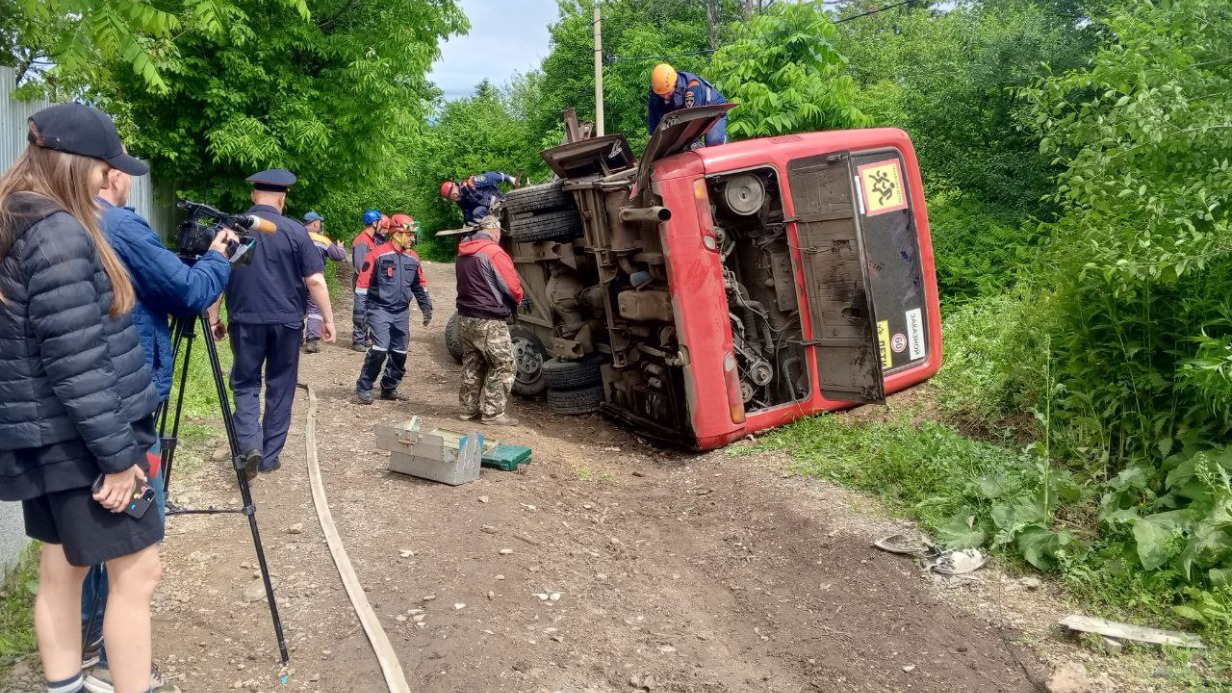 Автобус с детьми перевернулся близ Хабаровска, есть пострадавшие