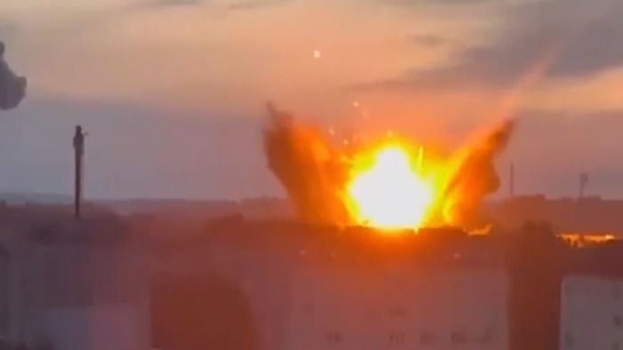 Кадры мощного ракетного удара по украинскому Луцку появились в Сети