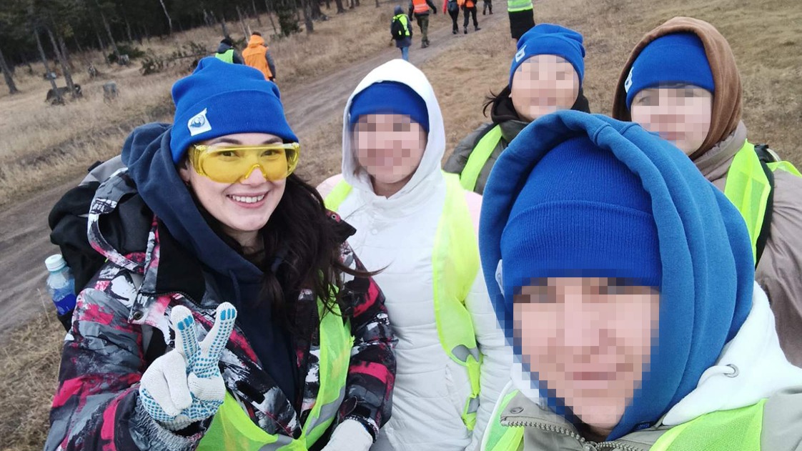 Манюня (слева)