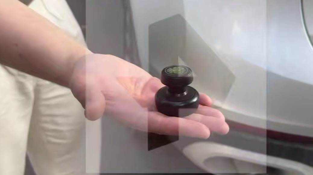 Неизвестный предмет достали из-под днища машины на западе Москвы