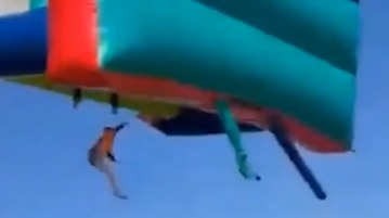 Надувной замок с детьми в ЮАР взлетел на 12 метров